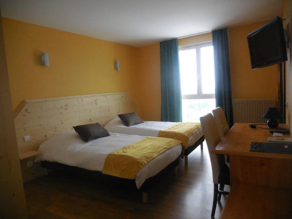 Hotel Logis Le Saint Cyr Montmelard Exterior foto