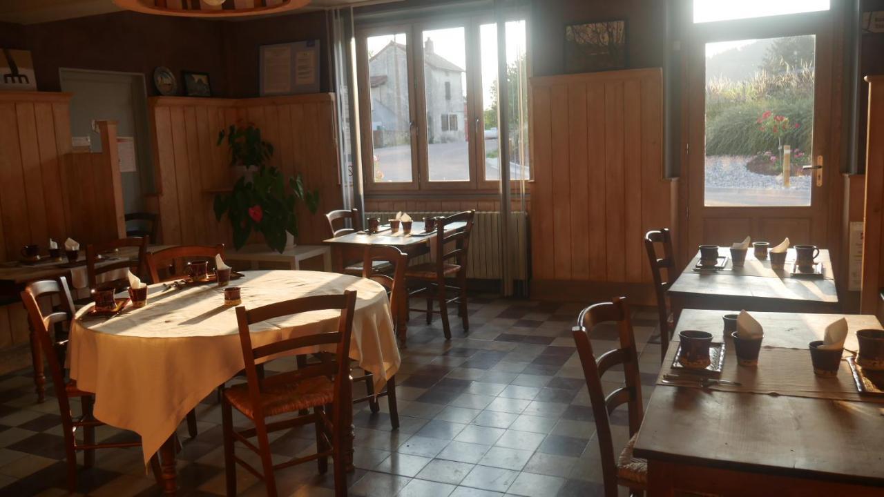 Hotel Logis Le Saint Cyr Montmelard Exterior foto
