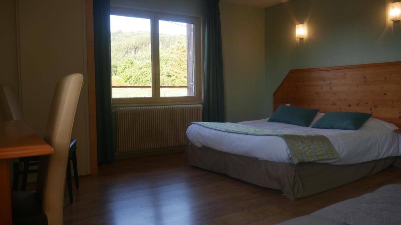 Hotel Logis Le Saint Cyr Montmelard Exterior foto